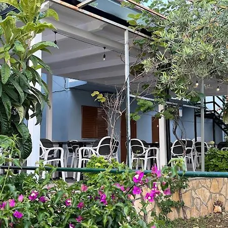 Harilla Hotel *